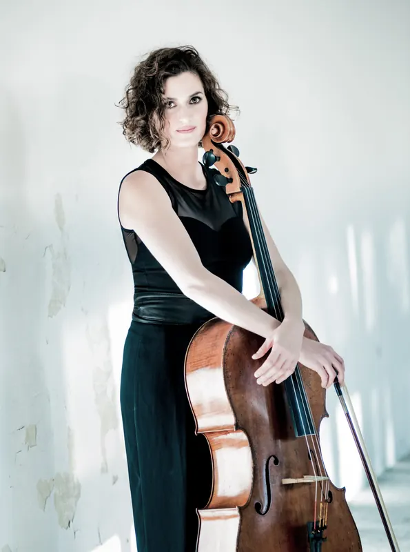 Monika Leskovar, violončelistica — Portreti 01
